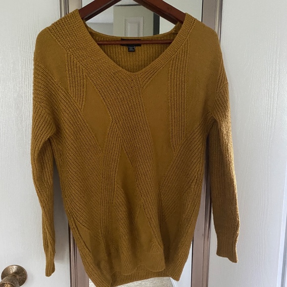 Le Chateau Sweater - Picture 2 of 4